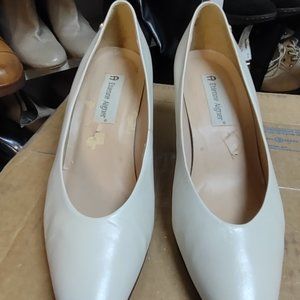 Beige low-heeled pumps from Ettiene Aigner, size 7M - EUC
